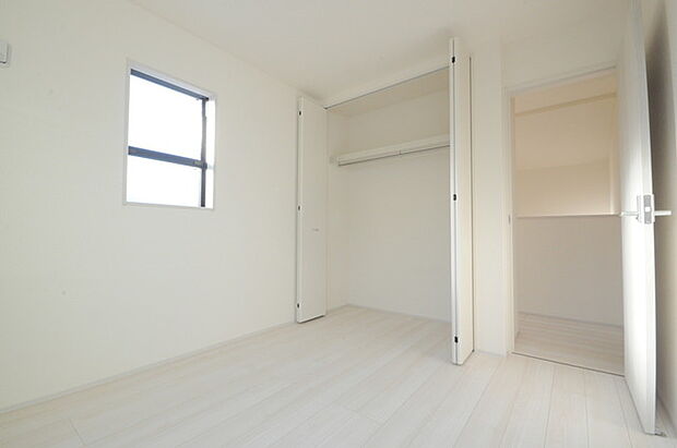 衣類の整理整頓に嬉しいクローゼット付きのお部屋。お子様のお部屋としても便利です。