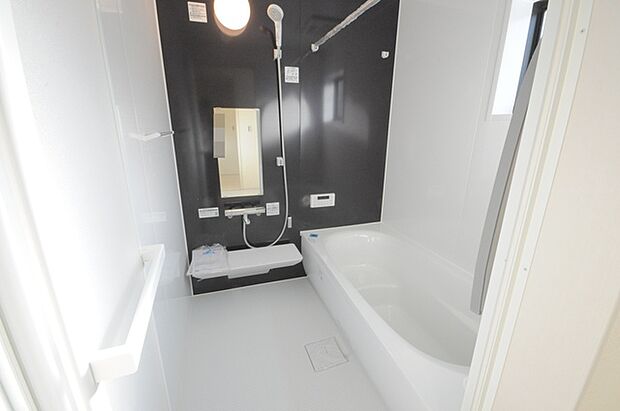 一緒にお風呂に入っている子供達の声がリビングまで聞こえてきそうな広々とした1坪バス