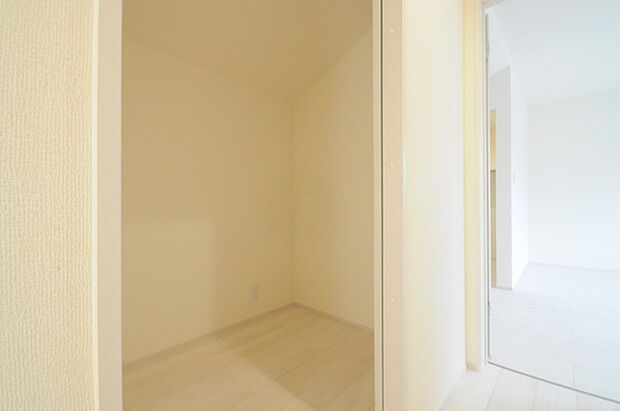 2階のホール部分にはストレージルーム付きで収納に便利です。 