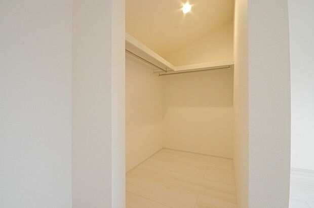 広々収納で、仕事着、普段着をまとめて収納できます。