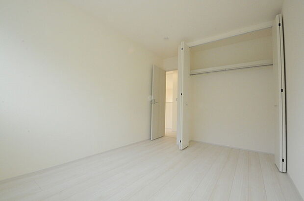 どんな家具にでも相性が良い清潔感ある白色調のクロスを採用。主張しすぎない配色、耐久性にも優れた床材は日々のメンテナンスも楽に、快適に過ごして頂けるよう考えられています。