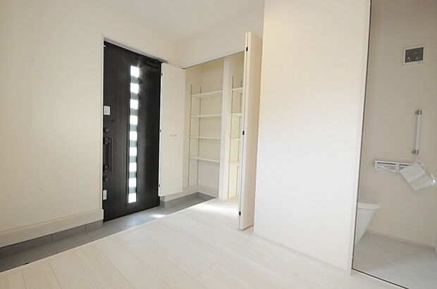 玄関はおうちの顔とも呼ばれる重要な場所！明るくスッキリと見える空間で住まう人を見送り、出迎えてくれます。 