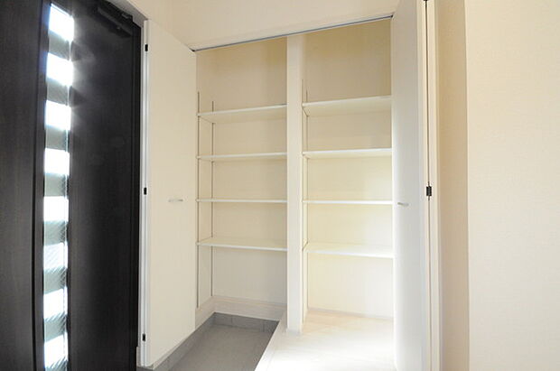 明るく開放的な玄関、靴の脱ぎ履きもしやすく、収納も豊富でご家族皆様の靴をスッキリ収納できます。 