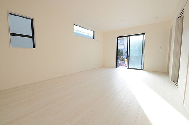 家族や友人、両親、親戚とこれから沢山の時間を紡ぐのだろう。そこを彩るのは窓から見える青い空、心地よい緑。そんなイメージが膨らむリビングスペース。 