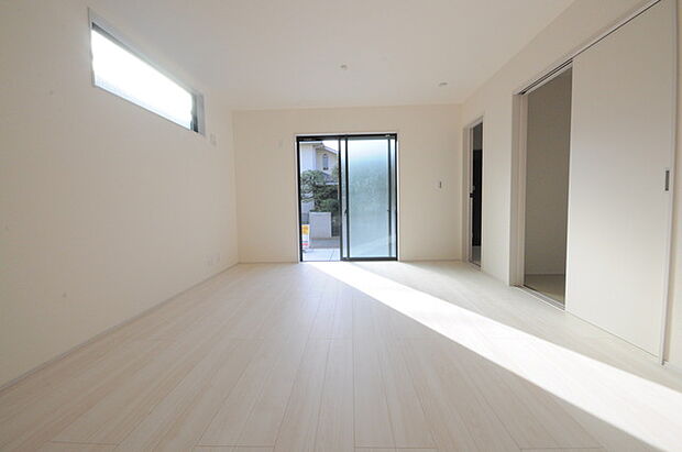 家族団欒のリビング。陽光差し込む食卓には家族の会話とスマイルが溢れます。いつまでもここで食卓を囲みたくなる、そう感じさせてくれるスペース。 