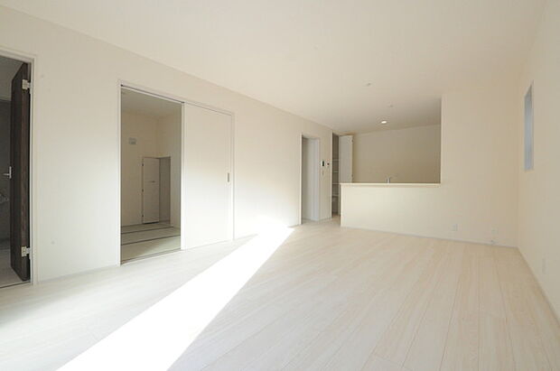 いつも家族の集まるLDKは広々とした17帖。通風・採光にも優れ、心安らぐ風と光がたえない空間。汎用性に富んだ居住スペースと、高揚感さえも与えてくれる住空間です。 