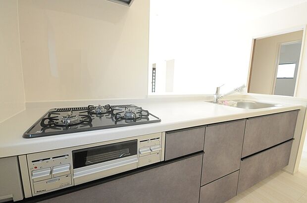 家族団欒のリビング。陽光差し込む食卓には家族の会話とスマイルが溢れます。いつまでもここで食卓を囲みたくなる、そう感じさせてくれるスペース。 