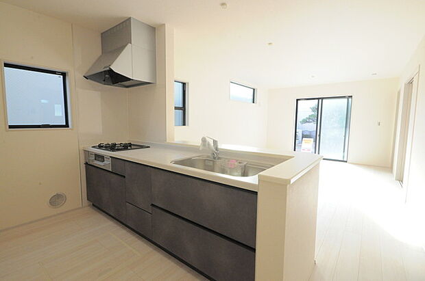 夕食の時間。家族、友人、両親、親戚との会話がより料理を美味しくしてくれる。あっという間に時間が過ぎてしまう居心地の良さは、普段はほっとする空間としてここにあります。 