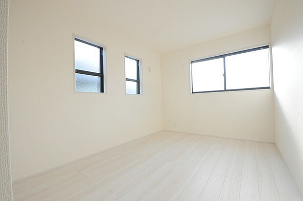 2面採光を確保した明るい室内は、爽やかな風を感じる居心地の良い空間です。 