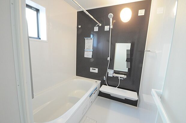 一緒にお風呂に入っている子供達の声がリビングまで聞こえてきそうな広々とした1坪バス 