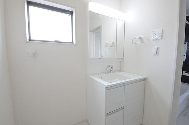 使い勝手の良い洗面台、窓があることで換気もしやすく清潔感のある空間を保てます。 