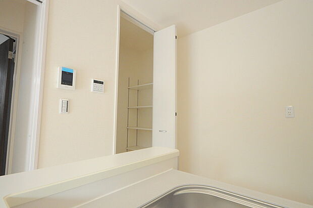 大容量のパントリーがございますので、非常食や食品のストックも沢山置けます。 