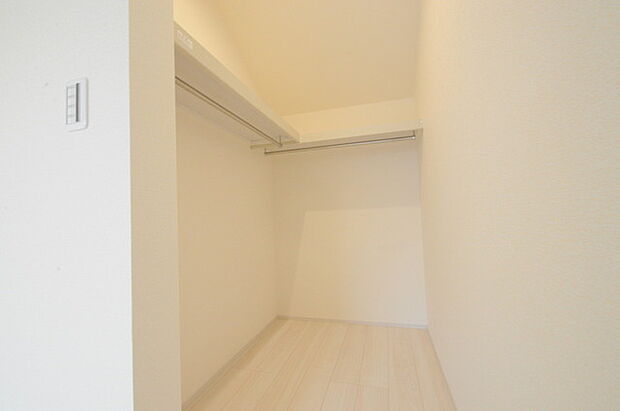 広々収納で、仕事着、普段着をまとめて収納できます。 