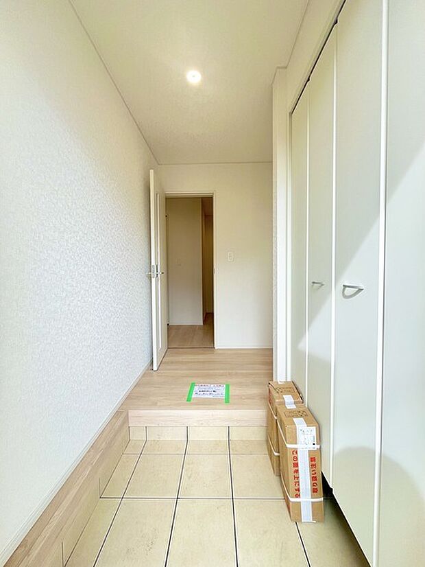 明るく開放的な玄関、靴の脱ぎ履きもしやすく、収納も豊富でご家族皆様の靴をスッキリ収納できます。 