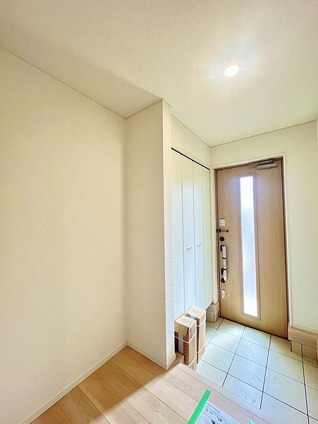 玄関はおうちの顔とも呼ばれる重要な場所！明るくスッキリと見える空間で住まう人を見送り、出迎えてくれます。 