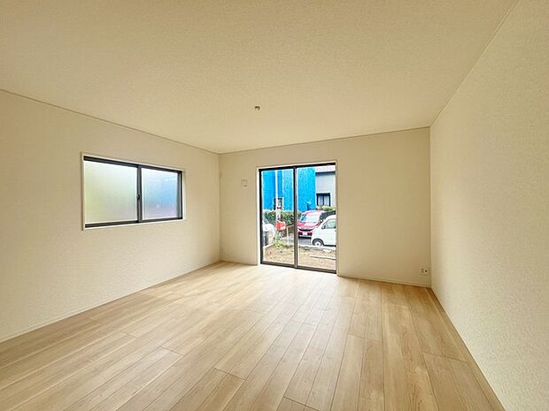 家族や友人、両親、親戚とこれから沢山の時間を紡ぐのだろう。そこを彩るのは窓から見える青い空、心地よい緑。そんなイメージが膨らむリビングスペース。 