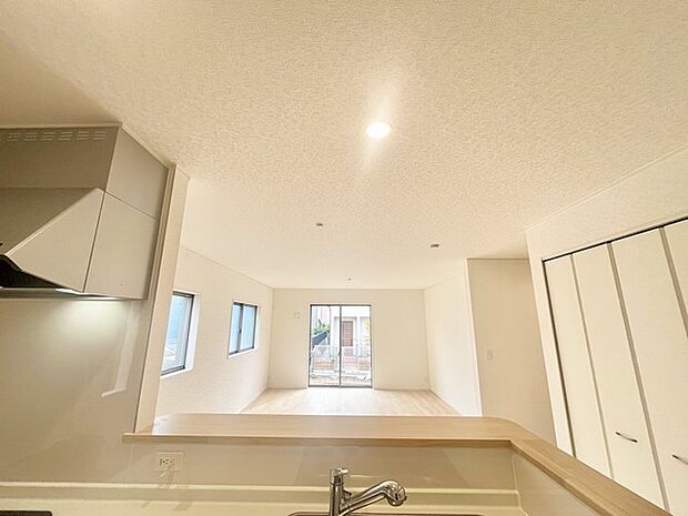 大きな開口部から明るい光が差し込むリビング。日中の室内の明るさがこの部屋の魅力です。 