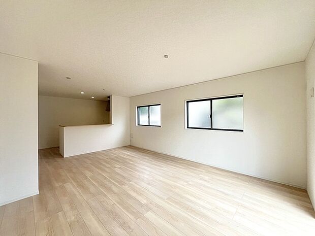 家族団欒のリビング。陽光差し込む食卓には家族の会話とスマイルが溢れます。いつまでもここで食卓を囲みたくなる、そう感じさせてくれるスペース。 