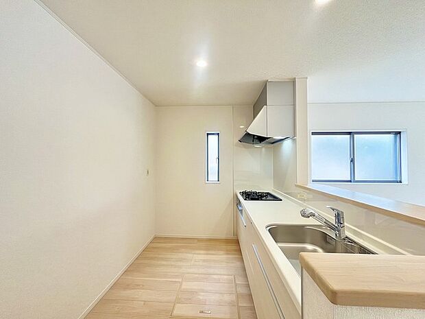 リビングにいる家族の顔が見渡せるカウンターキッチン。お料理もより一層おいしく、楽しく。食器棚を背面に設置しても十分な広さを確保しています。 