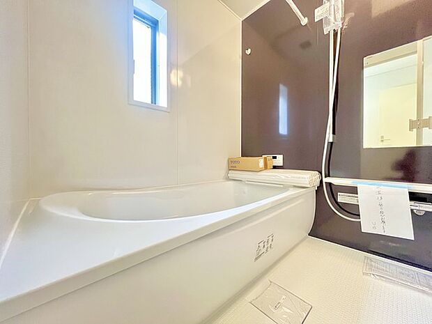 落ち着いた色味の浴室で1日の疲れをゆっくりと癒してください。 