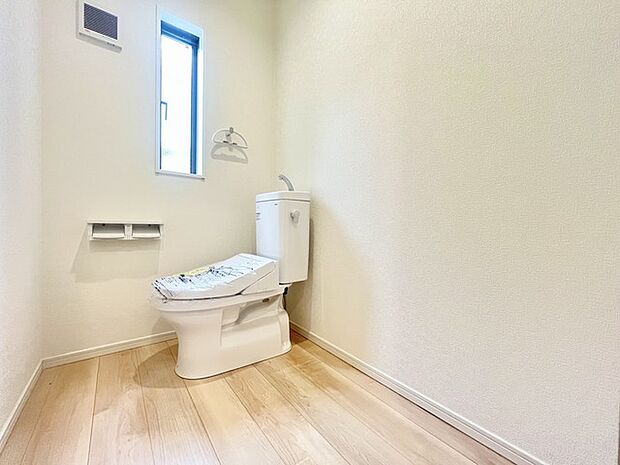 ウォシュレット機能付きのトイレ。換気のしやすい窓付きで、収納もあり実用性も兼ね備えた造り。 