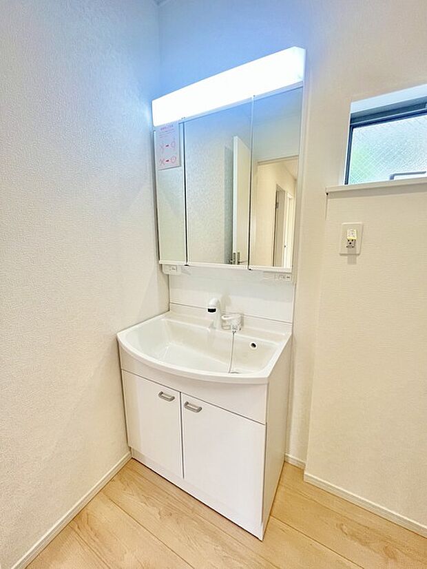 お出かけ前の身だしなみに一歩差がつく三面鏡。ミラー裏にはたっぷり収納もございます。 