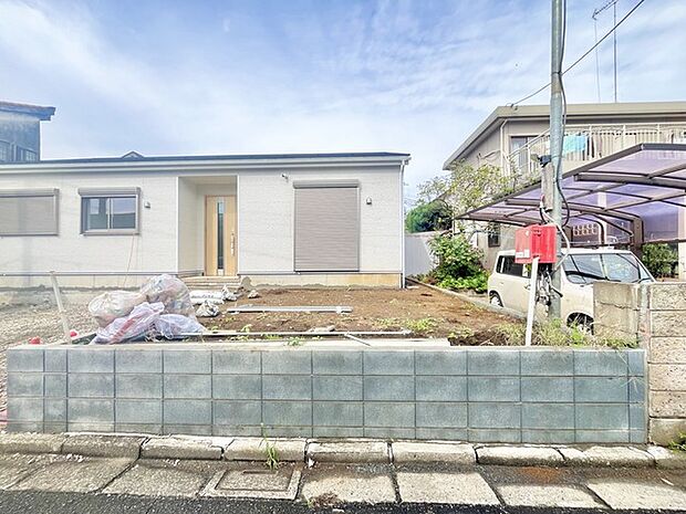 戸建てならではのお庭スペース。BBQやガーデニング、お子様のプールなど、、、、様々な楽しみ方ができるプライベート空間。ご家族皆さままで思いっきりお楽しみください。 