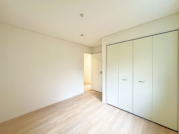 広々収納で、仕事着、普段着をまとめて収納できます。 