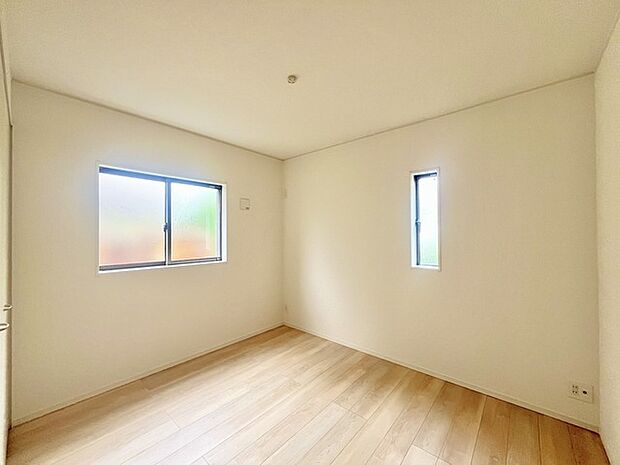 どんな家具にでも相性が良い清潔感ある白色調のクロスを採用。主張しすぎない配色、耐久性にも優れた床材は日々のメンテナンスも楽に、快適に過ごして頂けるよう考えられています。 