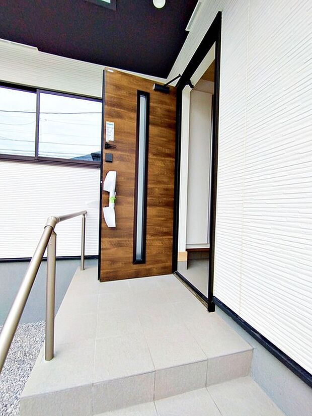 玄関はおうちの顔とも呼ばれる重要な場所！明るくスッキリと見える空間で住まう人を見送り、出迎えてくれます。 