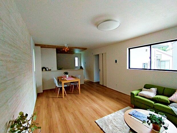 家族が一番集まる場所だから広々としつつも素敵な空間であって欲しい。皆がくつろぐリビングからキッチンまでが一つに繋がる空間。 