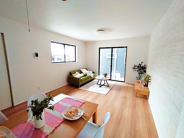 夕食の時間。家族、友人、両親、親戚との会話がより料理を美味しくしてくれる。あっという間に時間が過ぎてしまう居心地の良さは、普段はほっとする空間としてここにあります。 