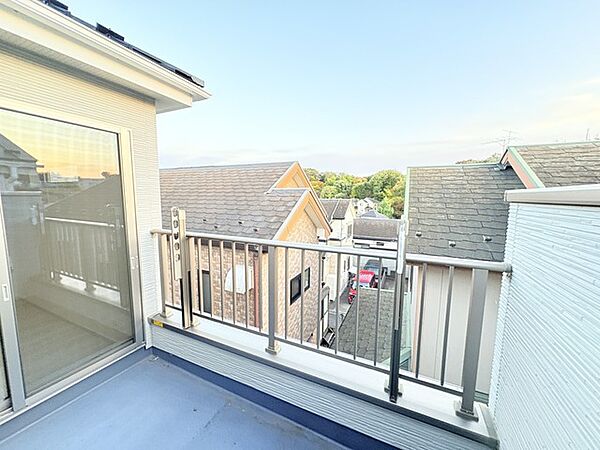 広めのバルコニーは風通しも良くお洗濯物もしっかりと干すことができます！