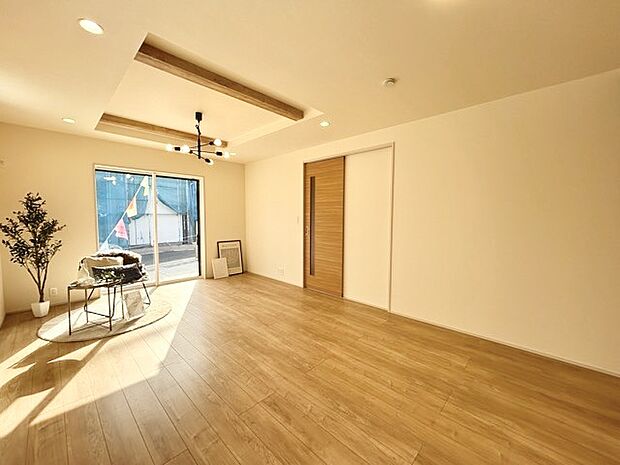 大きな開口部から明るい光が差し込むリビング。日中の室内の明るさがこの部屋の魅力です。 