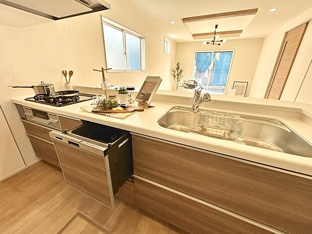 時短に活躍する食器洗浄機や一杯の水も楽しめる浄水器があるシステムキッチン。 