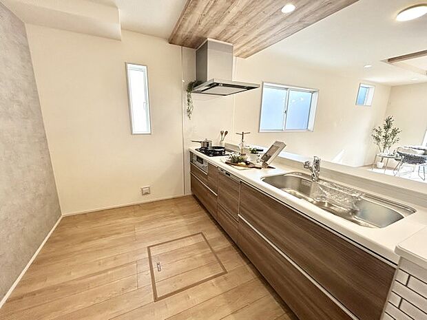 家族が一番集まる場所だから広々としつつも素敵な空間であって欲しい。皆がくつろぐリビングからキッチンまでが一つに繋がる空間。 