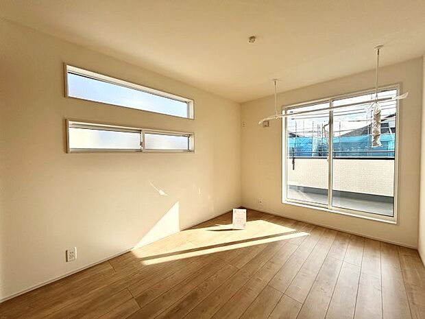 大きな開口部から明るい光が差し込む、日中の室内の明るさがこの部屋の魅力です。 