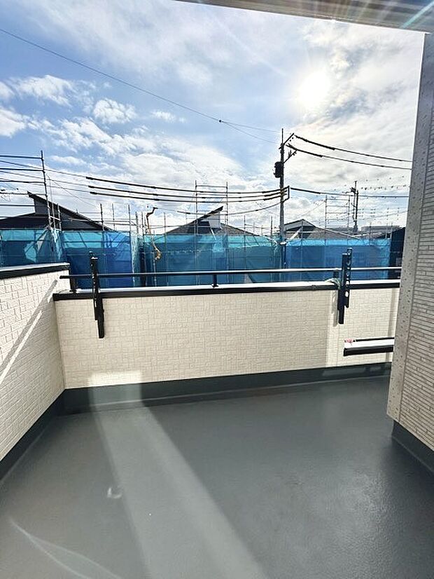 広めのバルコニーは風通しも良くお洗濯物もしっかりと干すことができます！ 
