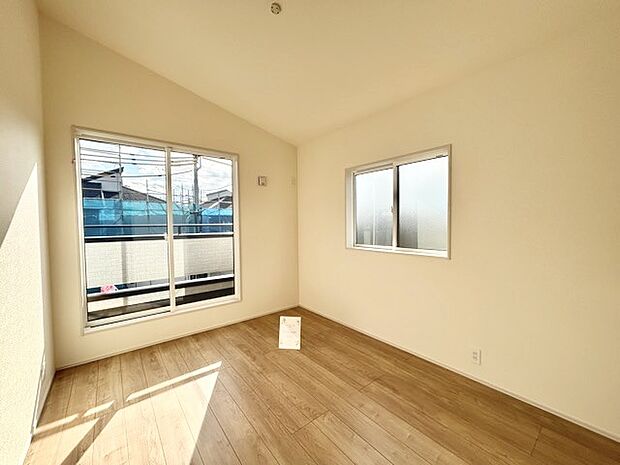 大きな開口部から明るい光が差し込む、日中の室内の明るさがこの部屋の魅力です。 