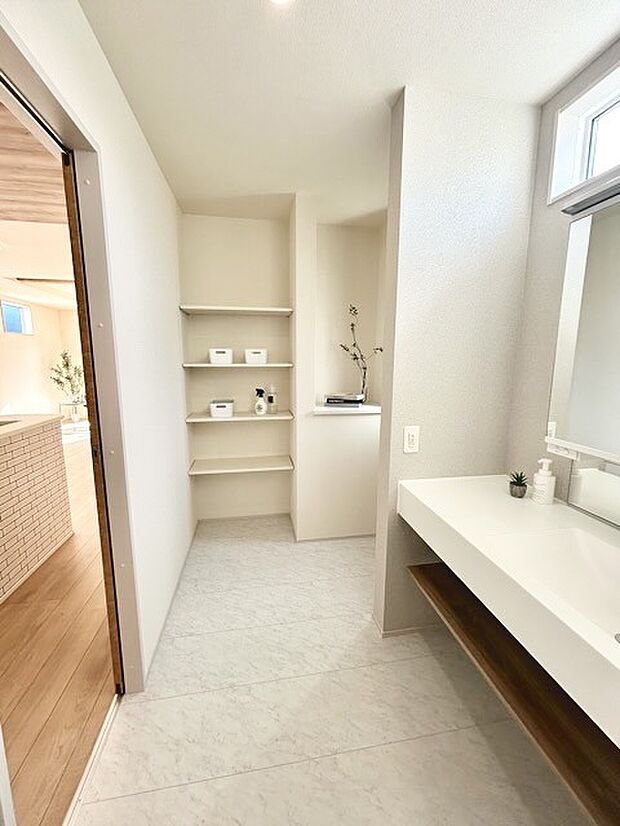 ゆとりの洗面スペースで朝の身支度もスムーズに行えます。 