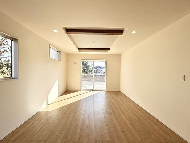 大きな開口部から明るい光が差し込むリビング。日中の室内の明るさがこの部屋の魅力です。