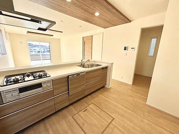 家族が一番集まる場所だから広々としつつも素敵な空間であって欲しい。皆がくつろぐリビングからキッチンまでが一つに繋がる空間。 