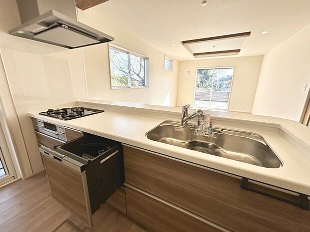 時短に活躍する食器洗浄機や一杯の水も楽しめる浄水器があるシステムキッチン。