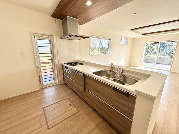 家族が一番集まる場所だから広々としつつも素敵な空間であって欲しい。皆がくつろぐリビングからキッチンまでが一つに繋がる空間。