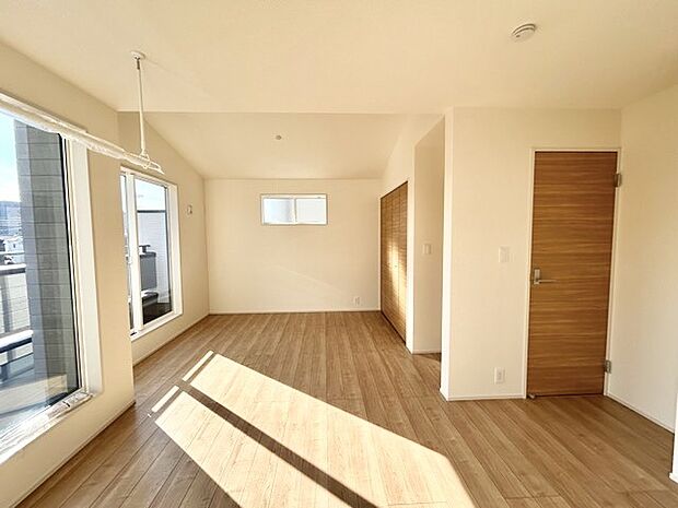 大きな開口部から明るい光が差し込む、日中の室内の明るさがこの部屋の魅力です。 