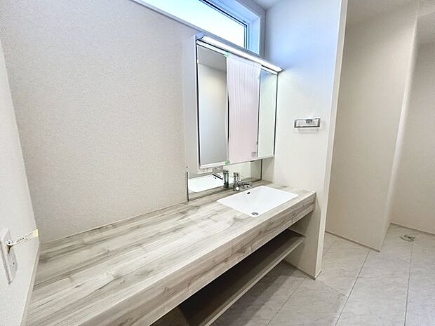 お出かけ前の身だしなみに一歩差がつく三面鏡。ミラー裏にはたっぷり収納もございます。