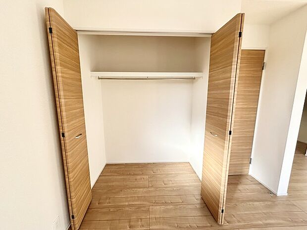 広々収納で、仕事着、普段着をまとめて収納できます。