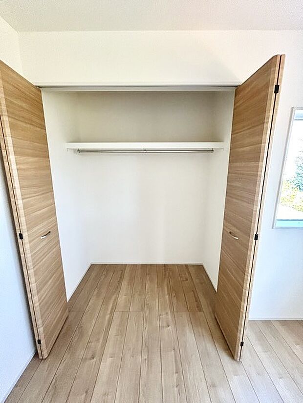 衣類の整理整頓に嬉しいクローゼット付きのお部屋。お子様のお部屋としても便利です。