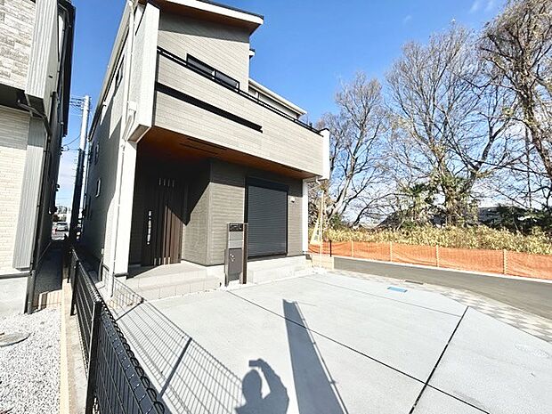 前面道路は広く、駐車がしやすいです。駐車スペース2台分ございます。 