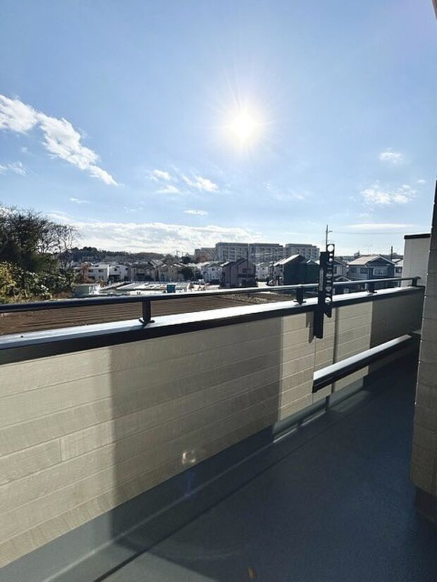 陽ざしが差込む明るいバルコニー。奥行きのあるバルコニーはお洗濯時に助かります。 